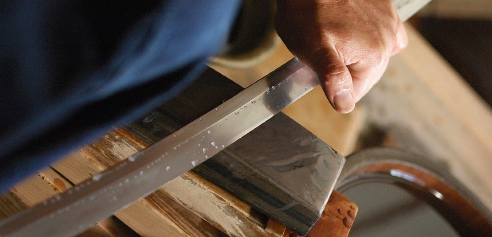 Il lavoro del togishi sulla lama