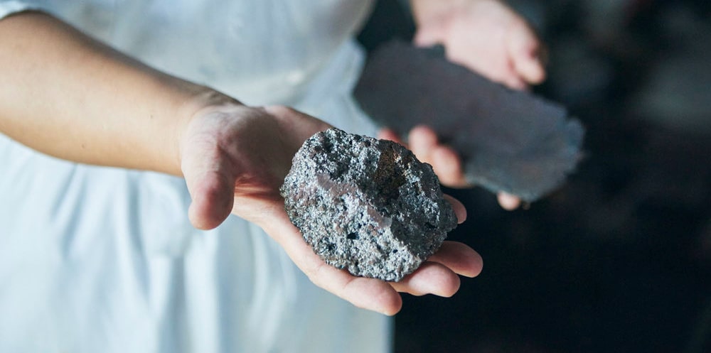 Acciaio tamahagane forgiato in Giappone in un forno tradizionale