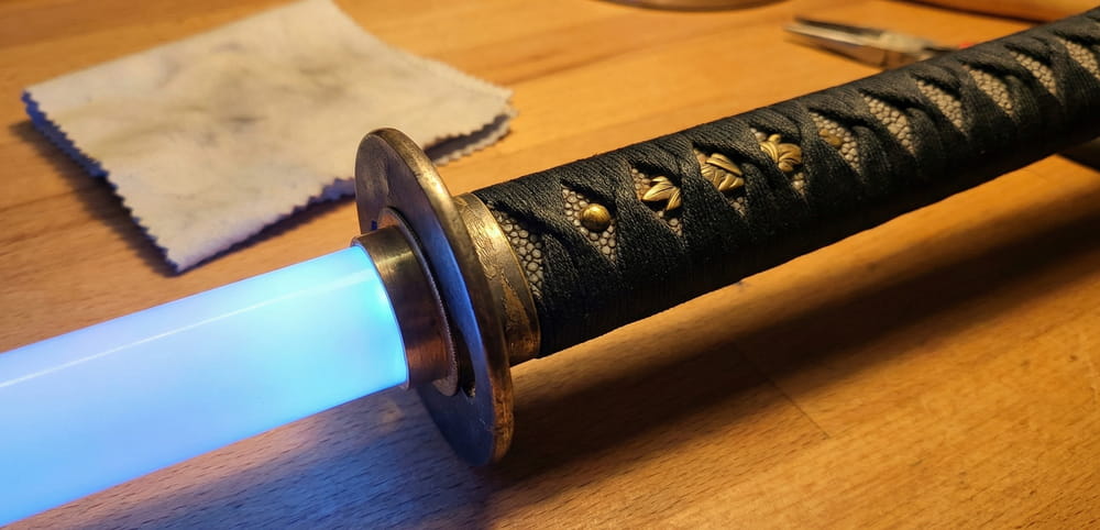 Un design che unisce katana e spada laser